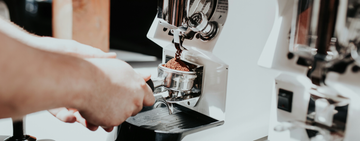 Baristelli experți în cafea de specialitate, prăjire artizanală și selecție premium
