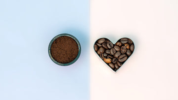 Cafea boabe și cafea măcinată prezentate comparativ