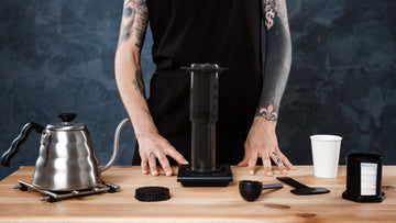 Barista care prepară cafea la AeroPress.